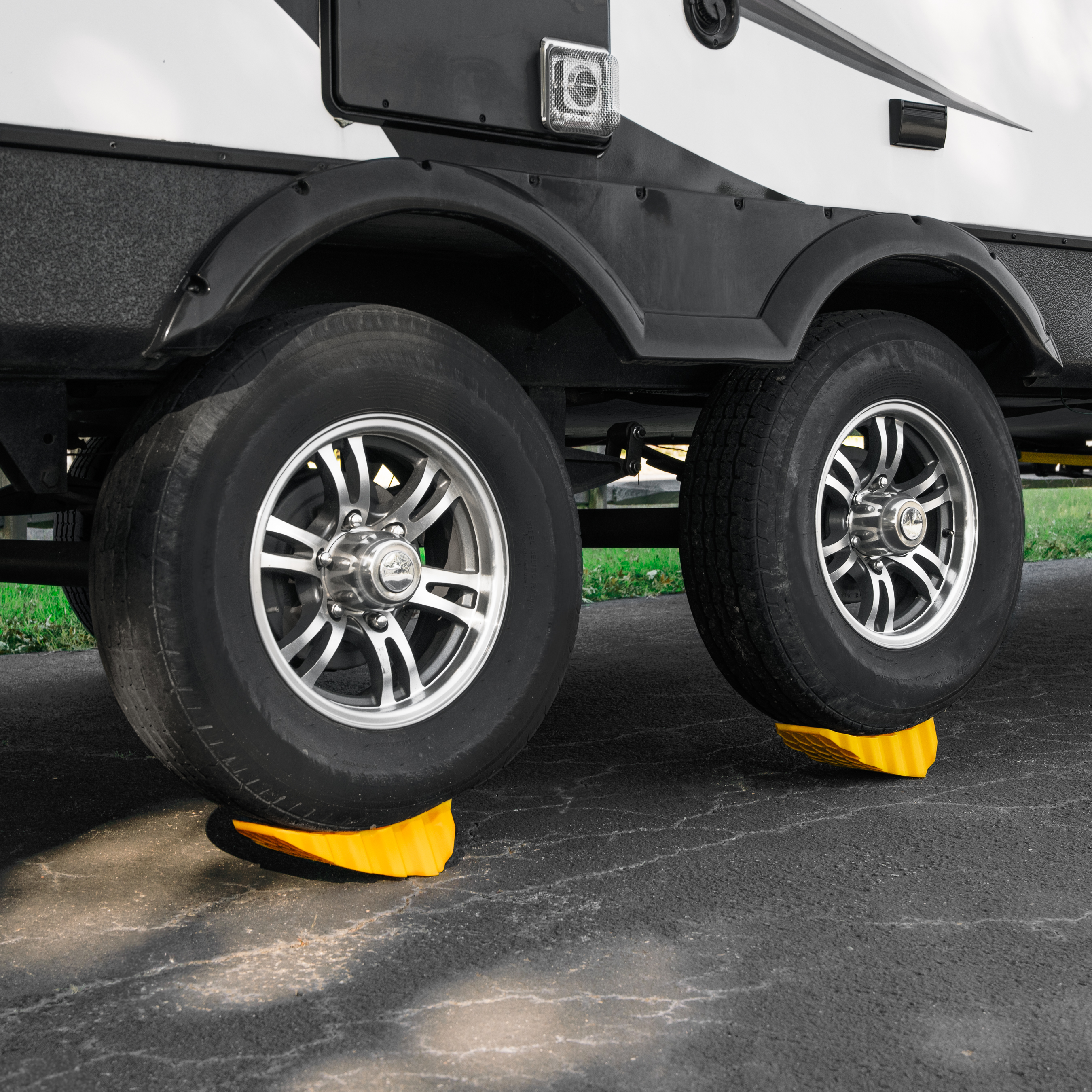 Curved Leveler and Wheel Chock, 2/Pack, FFP