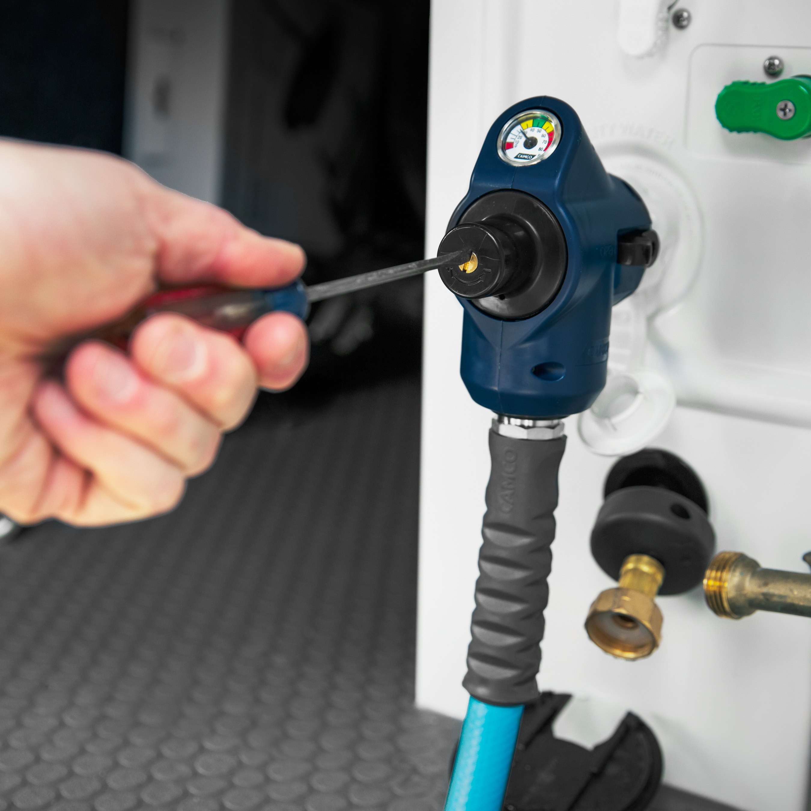 90 Degree Adjustable Water Pressure Regulator with Gauge